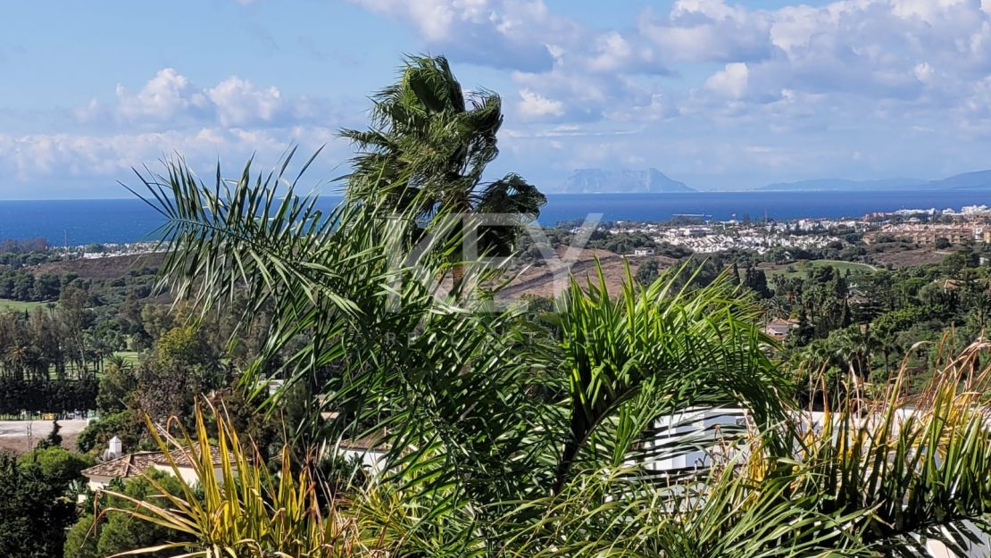 Front line golf villa for sale in La Alquería, Benahavis