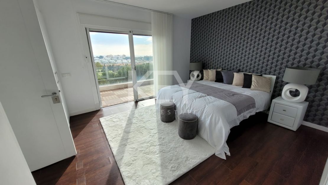 Front line golf villa for sale in La Alquería, Benahavis