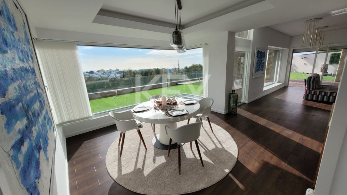 Front line golf villa for sale in La Alquería, Benahavis
