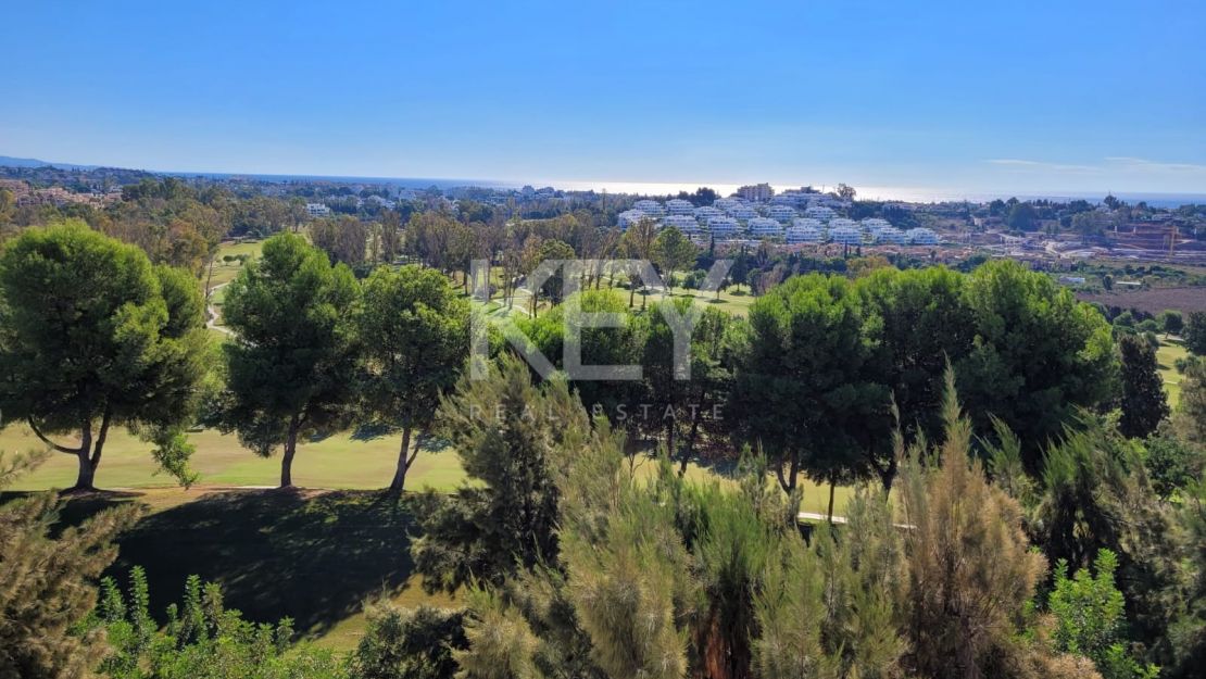 Front line golf villa for sale in La Alquería, Benahavis