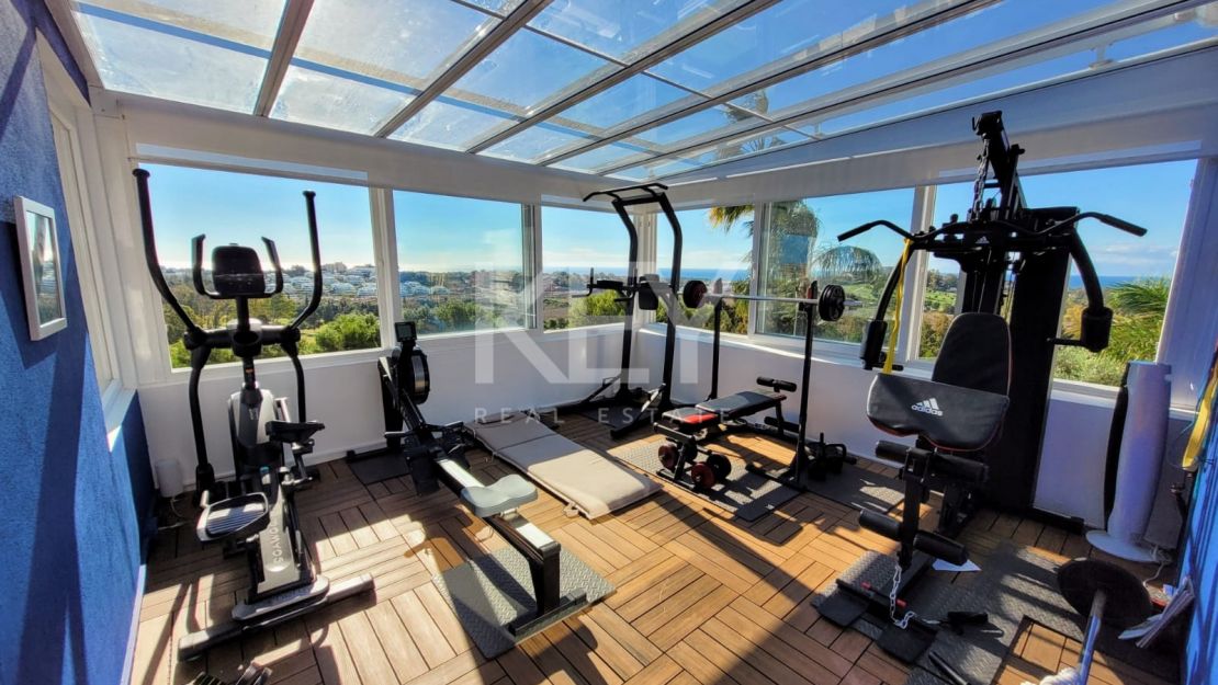 Front line golf villa for sale in La Alquería, Benahavis