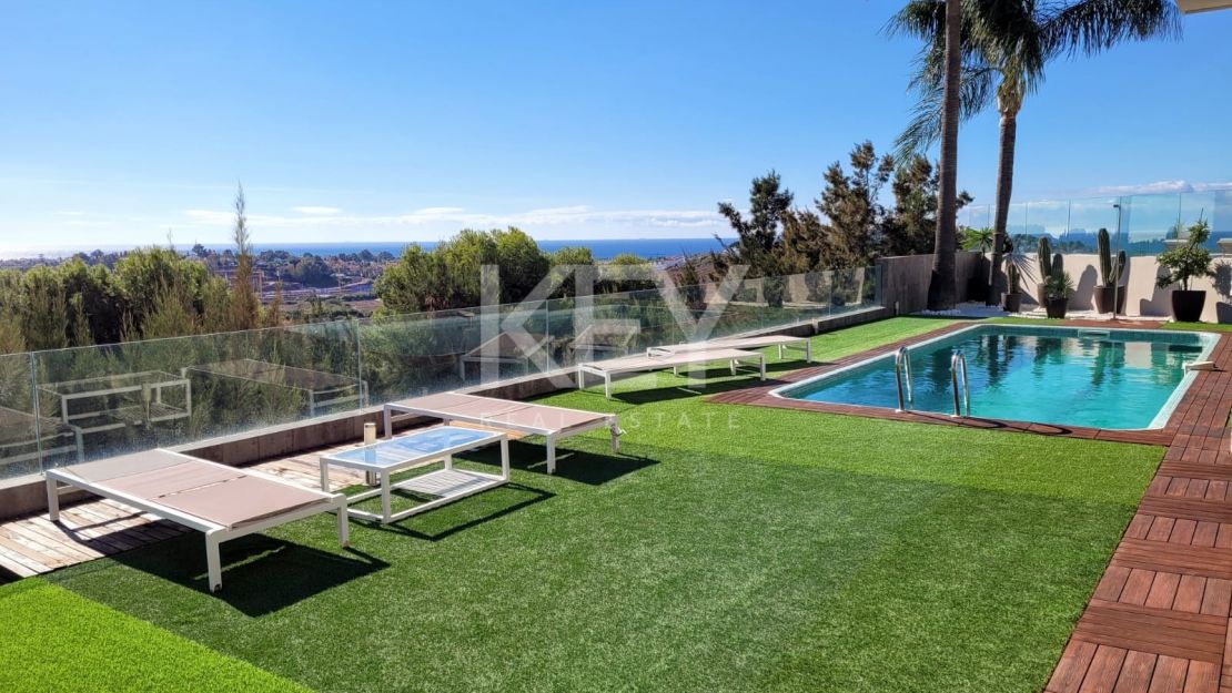 Front line golf villa for sale in La Alquería, Benahavis