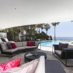 Marbella Este: Propiedades en primera línea de playa y golf