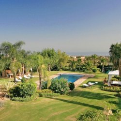 Cascada de Camoján: la opulencia que define a Marbella
