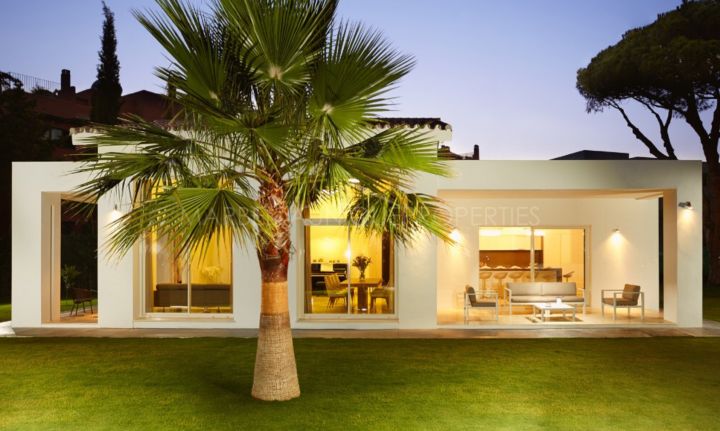 Una villa esplendida contemporánea lado playa en Casasola