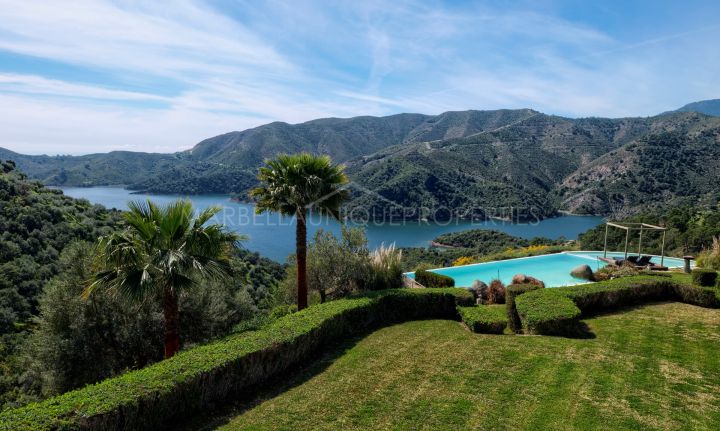 Une magnifique villa contemporaine de qualité située à Istán avec une vue imprenable sur les montagnes et le lac.