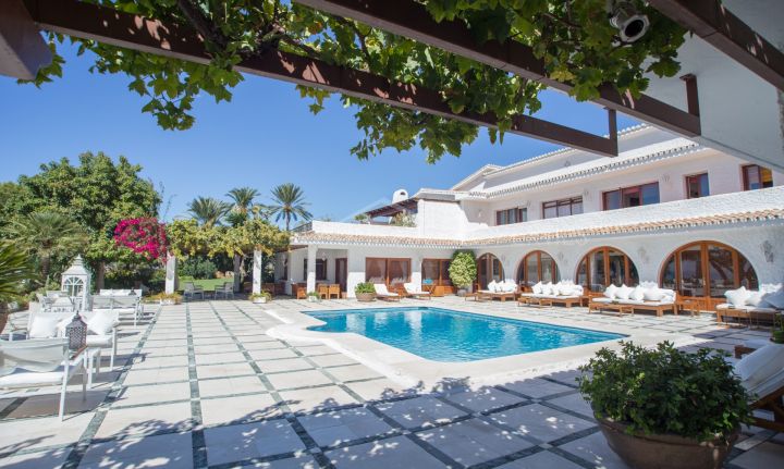 Una residencia de vacaciones extraordinaria con 3 villas de lujo en Golf Rio Real, Marbella Este