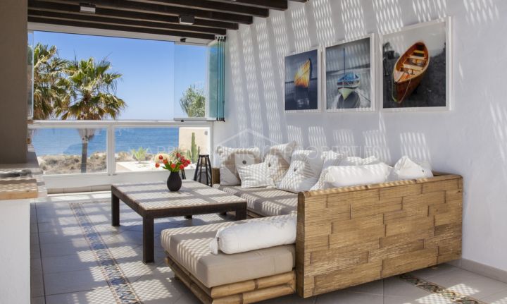Una espectacular casa adosada en primera línea de playa en Bahía de Marbella, Marbella Este