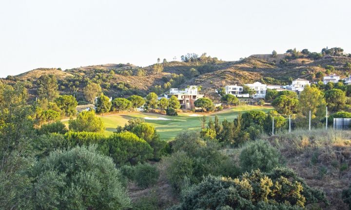 Terrains pour villas indépendantes avec vue sur le golf et les montagnes à La Cala Golf, Mijas Costa