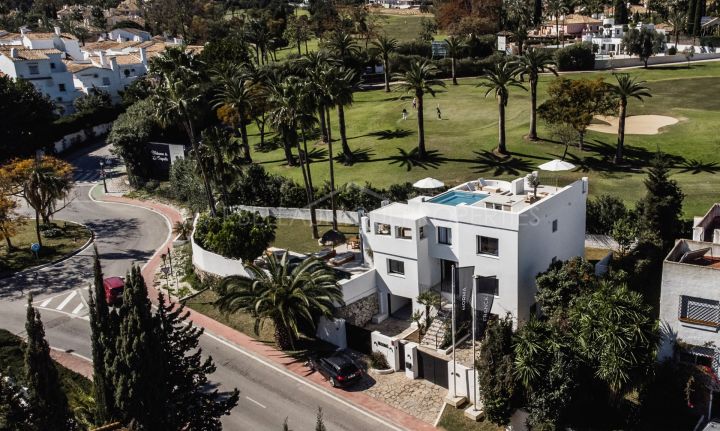 Villa de 5 dormitorios en primera línea de golf en Nueva Andalucía 