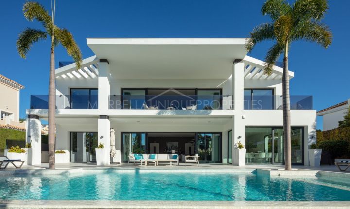 A modern 5 bedroom brand new villa in Aloha