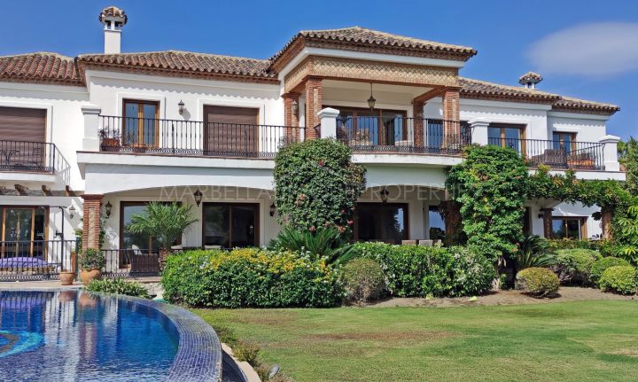 Villa de 6 chambres à El Paraiso Alto, Benahavis, de style classique et élégant