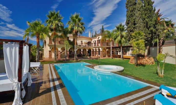 villa estilo andaluz lado playa en alquiler en La Milla de Oro de Marbella