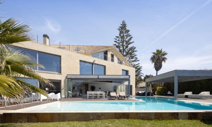 Impresionante villa de 5 dormitorios en primera línea de playa al este de Marbella ciudad