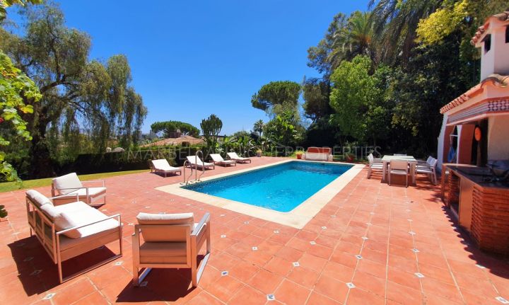 Large family villa boasting 4 bedrooms in the heart of Las Brisas with sea views