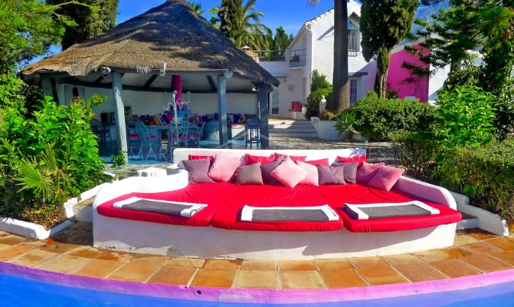 Incroyable villa de style Pop Art avec très grand terrain à Marbella Hill Club, Marbella Golden Mile