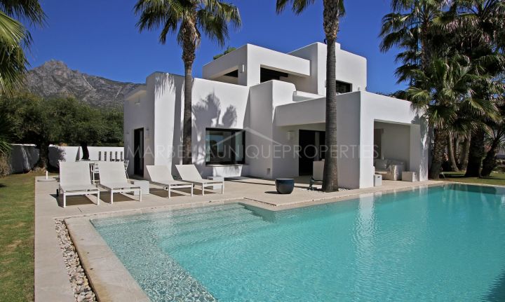 Villa de luxe de style Ibiza à Altos de Puente Romano