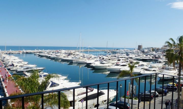 A luxurious penthouse frontline in Puerto Banus