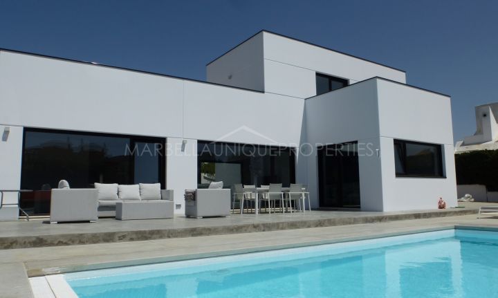 Moderna villa de lujo de 5 dormitorios idealmente situada junto a la playa en San Pedro de Alcántara