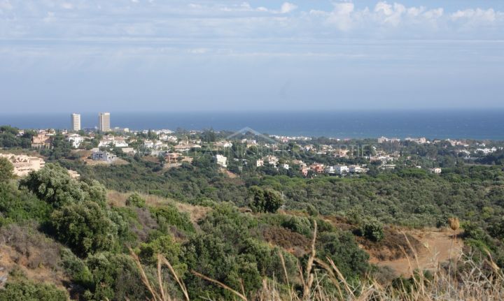 Très grand terrain avec vue sur la mer à Las Chapas, Marbella Est