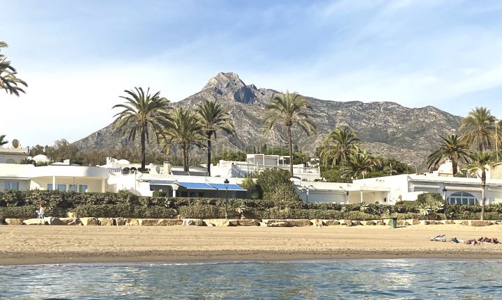 Impressive home with direct access to the beach in Marbella Golden Mile
