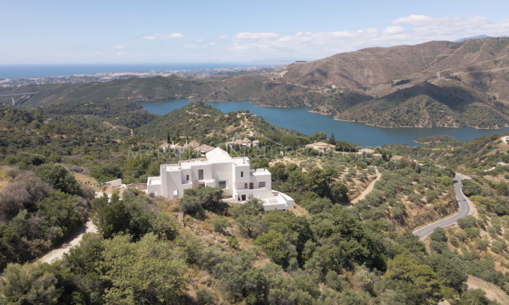 Villa de luxe à achever avec une vue panoramique à couper le souffle sur le lac Istan