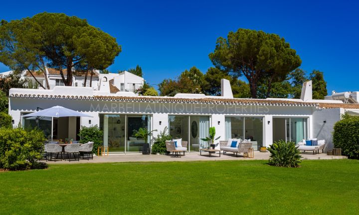 Villa de estilo bungalow con 3 dormitorios totalmente reformada en Peñablanca, Nueva Andalucia