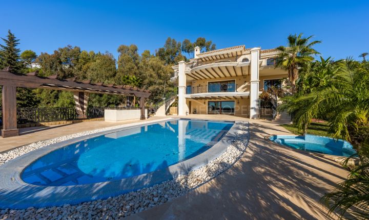 Lujosa villa de 7 dormitorios en Los Altos de los Monteros, Marbella