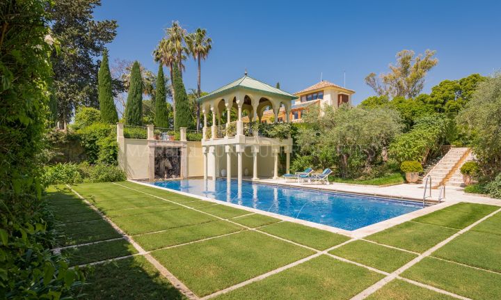 Inmaculada villa familiar de 9 dormitorios junto a la playa en el Marbella Club, Milla de Oro de Marbella