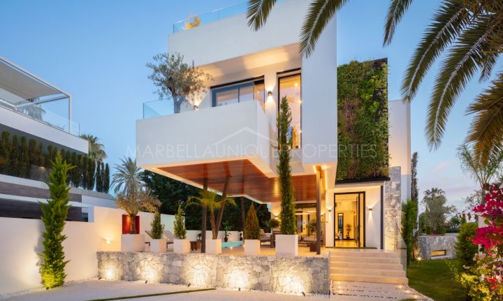 Villa moderna de 5 dormitorios a pasos de la playa en Casablanca, Marbella Golden Mille
