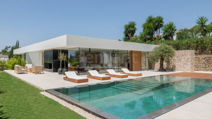 Luxury 4-bedroom golf villa for sale in La Cerquilla, Marbella
