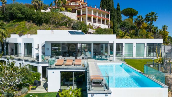 Luxury villa with panoramic views for sale in La Quinta, Marbella West