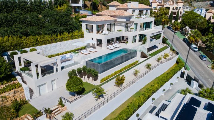 Luxury 6-bedroom villa for sale in La Quinta, Costa del Sol