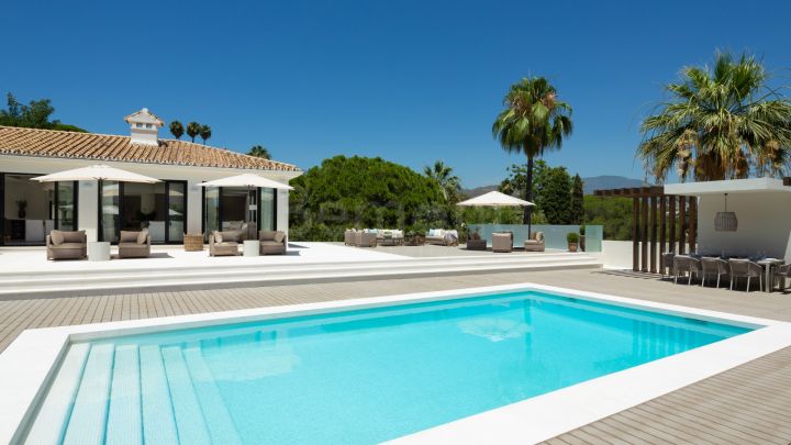 Modern villa with mountain views for sale in Las Brisas