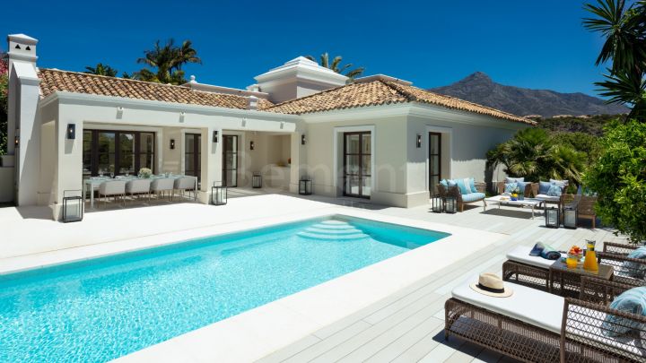 Modern golf villa for sale in Las Brisas, Marbella