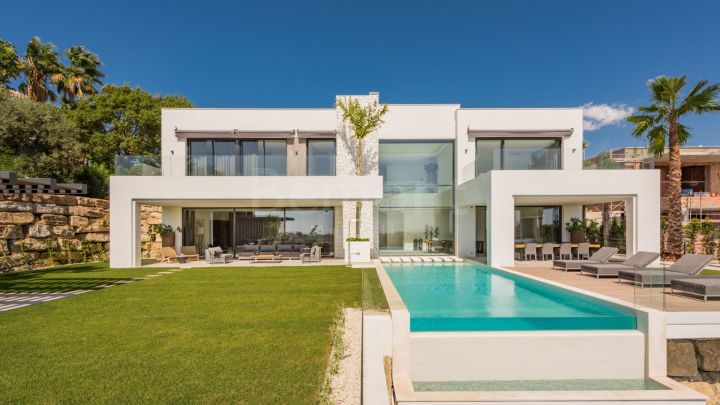 Contemporary villa with sea views for sale in La Alqueria, Marbella West