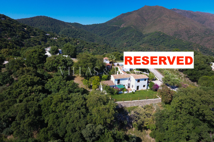 Casares, Chalet en el campo con vistas impresionantes al mar
