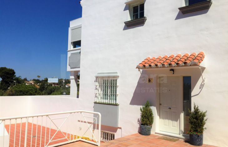 Villa pareada de 3 dormitorios con vistas parciales al mar en Artola, Marbella Este