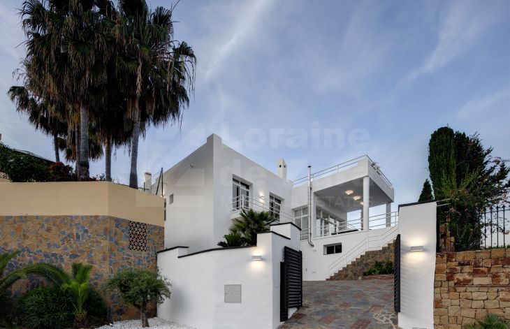 Spectacular villa with 5 beds wit panoramic sea &amp; mountain views in La Quinta. Banahavís