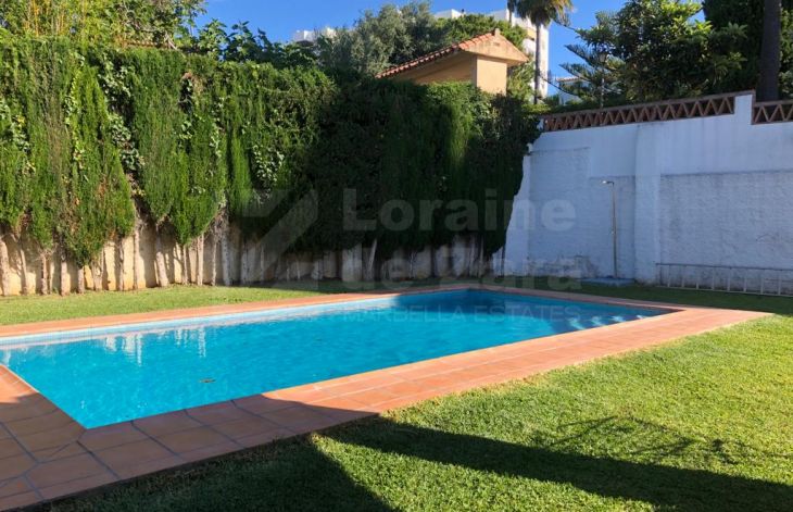 Casa independiente de 4 dormitorios con gran jardín y piscina privada en Lindasol, Marbella Este