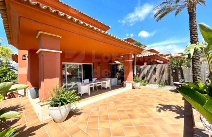 Encantadora villa pareada con 6 dormitorios en Santa Clara Golf, Marbella