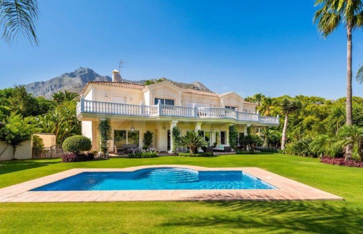 Exclusiva villa clásica en urbanización privada en Sierra Blanca, en plena Milla de Oro de Marbella
