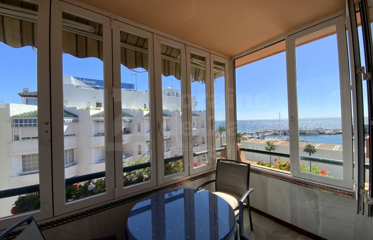 Spacious and sunny three-bedroom apartment by the sea in the center of Marbella.