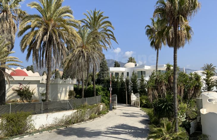 Villa con 7 dormitorios a pie de mar en Río Verde, Marbella