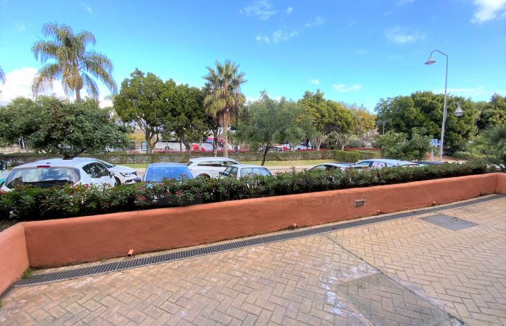 Spacious premises with a large showcase located on the New Golden Mile, Estepona