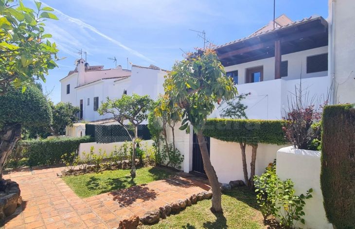 Moderna y renovada casa adosada de un dormitorio en Las Cancelas, Marbella
