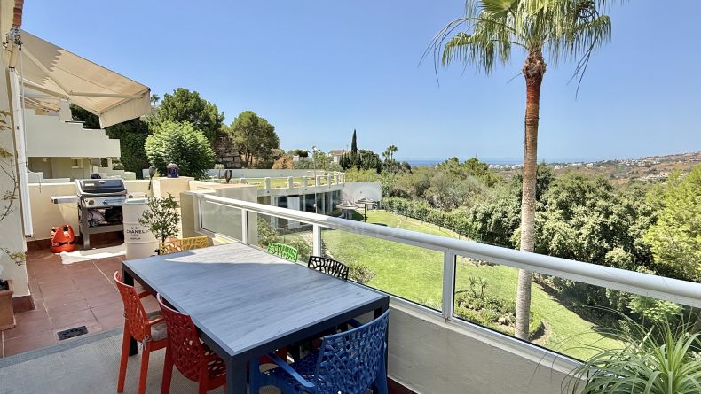 Duplex penthouse with views in Puerto del Almendro, Benahavis
