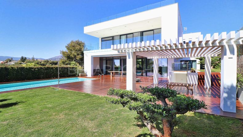 Contemporary style villa in Nueva Andalucia