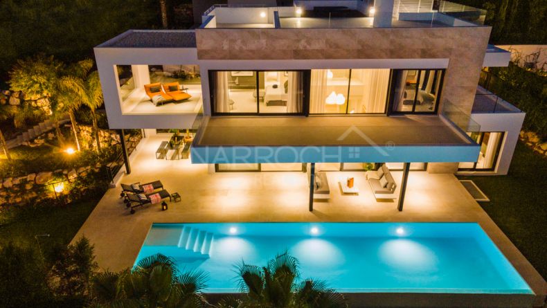 Villa de estilo moderno en Los Olivos, Nueva Andalucia