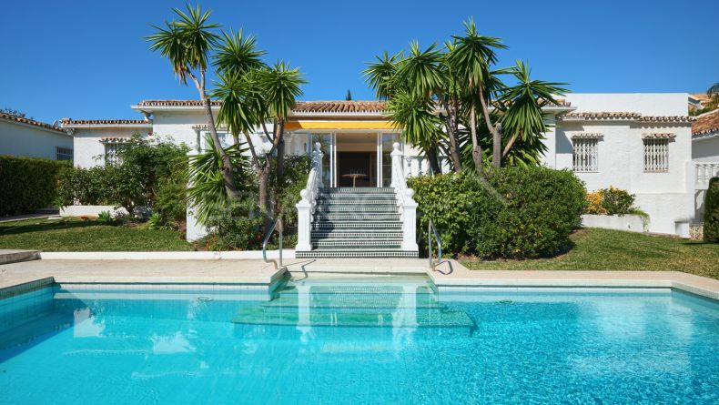 Villa for renovation in Monte Biarritz, Estepona